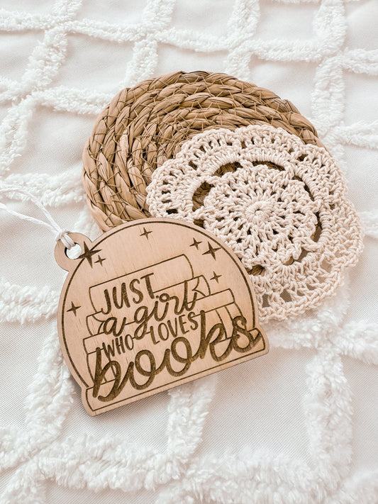 Wooden ornament tag with 'Just a girl who loves books' text engraved, christmas gift for book lover, booktok gift, book girl gift